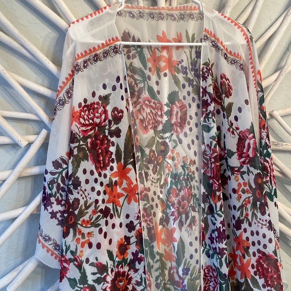 Lightweight Floral Kimono. - Picture 2 of 7